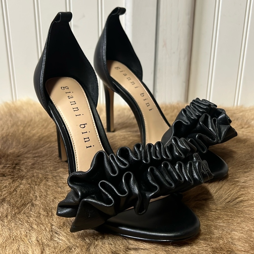 Gianni Bini Black Ruffle Heels 6